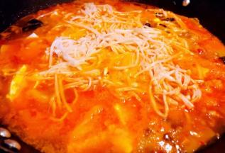 放入处理好的金针菇同时放入盐和味精烧开