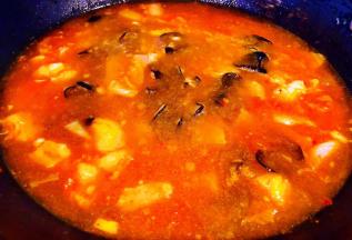 添加适量清水放入木耳