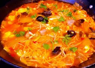 食材完全入味最后撒上香菜提鲜即可出锅享用