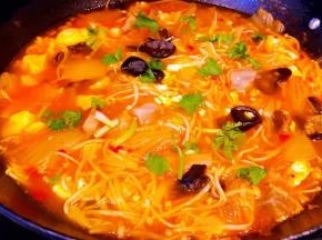 食材完全入味最后撒上香菜提鲜即可出锅享用
