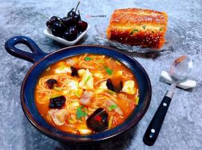 美味可口的辣白菜金针菇猪头肉豆腐汤装入容器中搭配肉松面包好樱桃一起吃太棒了