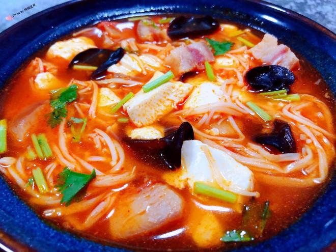 辣白菜金针菇猪头肉豆腐汤