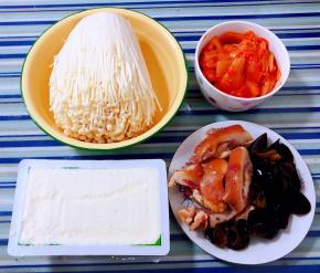 准备原材料金针菇、豆腐、辣白菜、猪头肉、泡发好的木耳