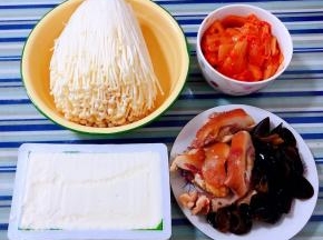 准备原材料金针菇、豆腐、辣白菜、猪头肉、泡发好的木耳