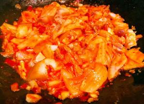 放入猪头肉炒出香味