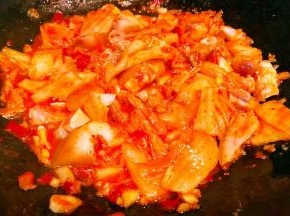 放入猪头肉炒出香味