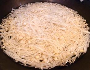 金针菇摘好洗净放入开水中焯水断生