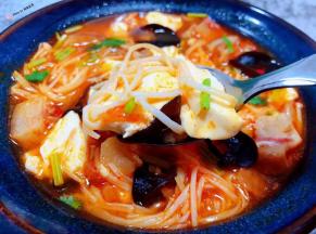 豆腐入口计化混搭辣白菜酸辣和猪头肉的香浓还有金针菇和木耳的脆爽让人回味无穷