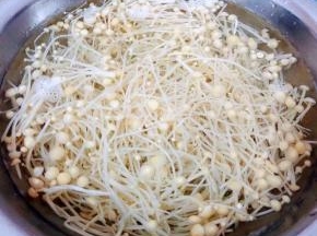 焯好水的金针菇立即放入冷水中过凉