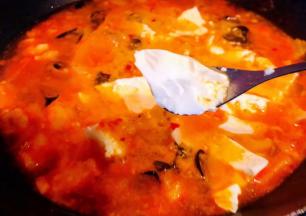 豆腐依次放入汤中大火烧开