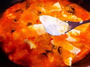 豆腐依次放入汤中大火烧开