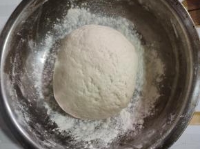 面粉中加入一勺白糖，面会发酵的更好！温水冲开酵母，把面揉成光滑细腻的面团！