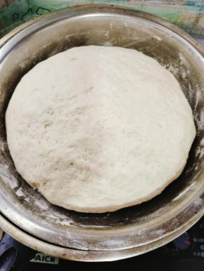 放在温暖的地方发酵至两倍大！（天气冷的时候可以把锅里倒半锅热水，放一个蒸篦，把面盆坐在蒸篦上，盖上盖子发酵，半个小时面就发好了！注意面盆不能碰着热水！我每次都是这样发面！等我把馅儿调好，面也发的差不多了！）