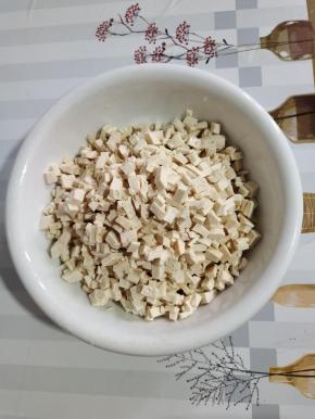 豆腐切成小丁，放入碗中！