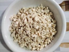 豆腐切成小丁，放入碗中！