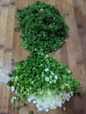 小葱和小茴香洗净，切成小丁备用！