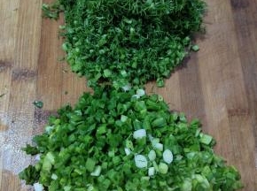 小葱和小茴香洗净，切成小丁备用！