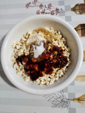 豆腐中加生抽，蚝油，花椒面，辣椒油，白糖，味精，鸡精，盐，香油搅拌均匀！