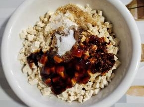 豆腐中加生抽，蚝油，花椒面，辣椒油，白糖，味精，鸡精，盐，香油搅拌均匀！