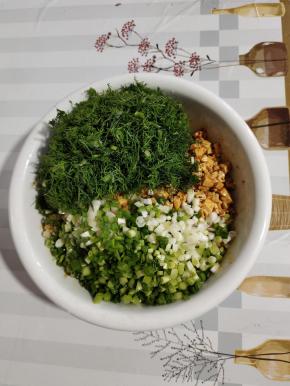 放入切好的葱花和小茴香！