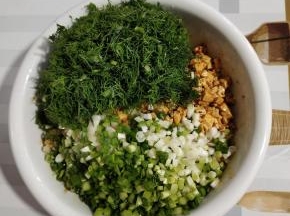 放入切好的葱花和小茴香！