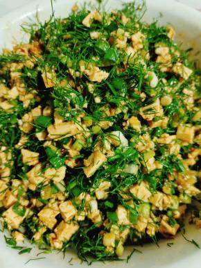 搅拌均匀，馅儿就调好了！偷偷的尝了一口，好鲜啊！