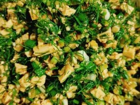 搅拌均匀，馅儿就调好了！偷偷的尝了一口，好鲜啊！