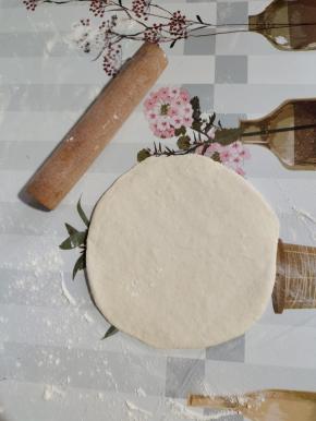 取一个面团，揉圆，按扁，擀成薄薄的皮！