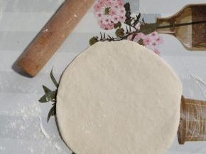 取一个面团，揉圆，按扁，擀成薄薄的皮！