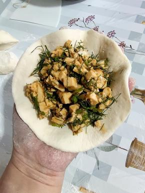 放入两勺调好的馅儿！