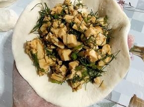 放入两勺调好的馅儿！