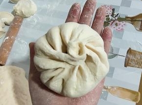 一个漂亮的包子就做好了！真正的是皮薄馅大！