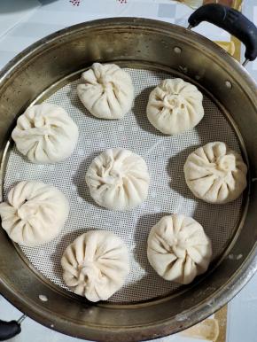 包好的包子放入蒸屉，先醒5分钟！