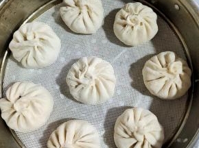 包好的包子放入蒸屉，先醒5分钟！