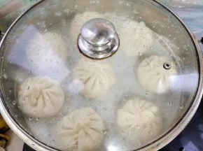 开锅后，上锅大火蒸10分钟！（豆腐是熟的，皮也很薄，所以蒸10分钟足够了！）