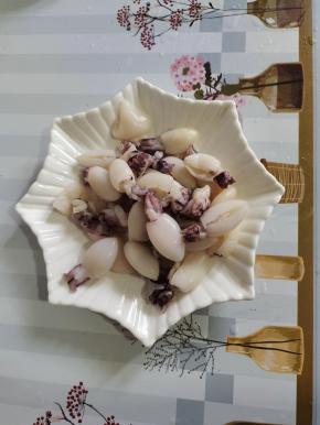 墨鱼仔解冻，处理掉内脏和牙齿，清洗干净备用！