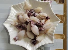 墨鱼仔解冻，处理掉内脏和牙齿，清洗干净备用！