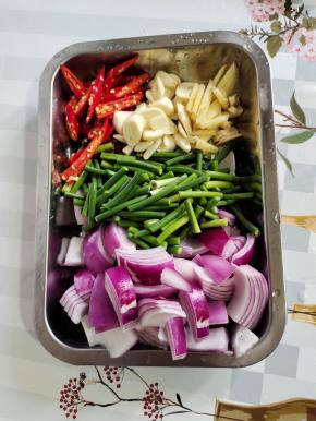 洋葱洗净切成小块，蒜苔切成段，小米辣切成条，蒜瓣切成片，生姜切成段备用！