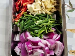 洋葱洗净切成小块，蒜苔切成段，小米辣切成条，蒜瓣切成片，生姜切成段备用！