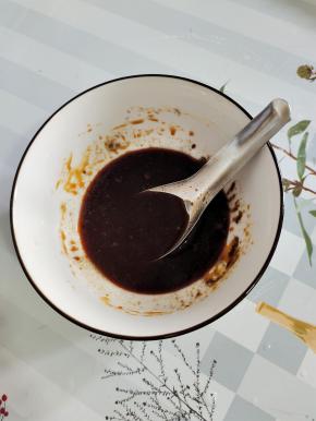 碗中放入两勺生抽，一勺蚝油，少许盐，一勺鸡精，少许糖，一勺胡椒粉搅拌均匀调成料汁儿！