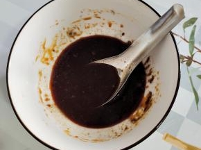 碗中放入两勺生抽，一勺蚝油，少许盐，一勺鸡精，少许糖，一勺胡椒粉搅拌均匀调成料汁儿！