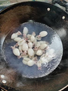 水开，放入适量的料酒去腥，倒入墨鱼仔焯水一分钟左右！（不要焯水太久，要不然会让墨鱼仔肉质变老，咬不动哦！）