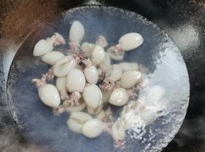 水开，放入适量的料酒去腥，倒入墨鱼仔焯水一分钟左右！（不要焯水太久，要不然会让墨鱼仔肉质变老，咬不动哦！）