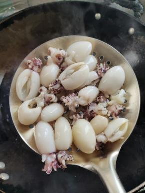 捞出沥干水分备用！