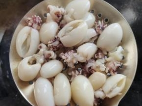 捞出沥干水分备用！