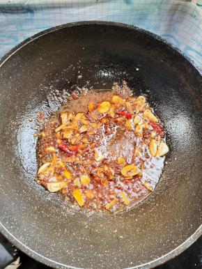 起锅烧油，放入生姜，蒜瓣，花椒，干辣椒爆香，再放入郫县豆瓣酱和自制火锅底料，小火炒出红油！