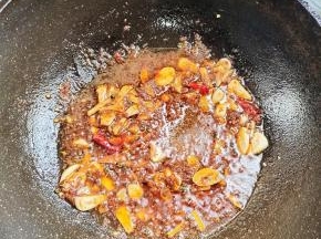 起锅烧油，放入生姜，蒜瓣，花椒，干辣椒爆香，再放入郫县豆瓣酱和自制火锅底料，小火炒出红油！