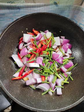 放入洋葱，蒜苔和小米辣炒至断生！