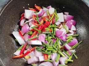放入洋葱，蒜苔和小米辣炒至断生！