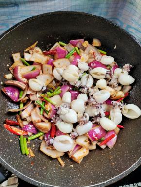 放入焯好水的墨鱼仔翻炒均匀！